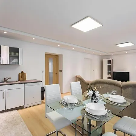 Apartment Urban Retreat Near Old Town *