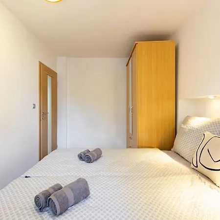 Apartment Urban Retreat Near Old Town *